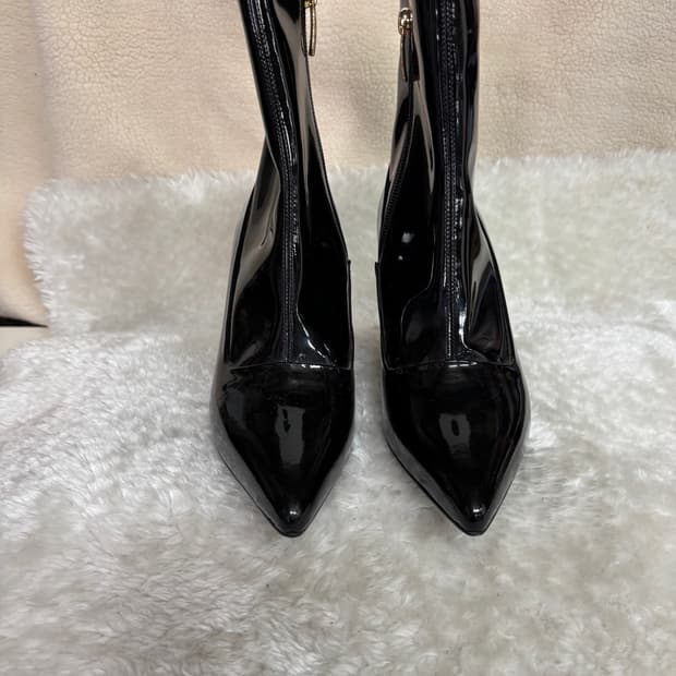 슈콤마보니(SUECOMMA BONNIE)스틸레토 에나멜 앵클부츠