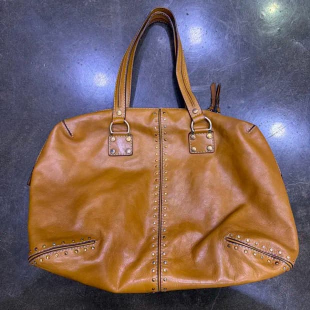 마이클코어스 아스터 스터드 카멜 레더 토트백