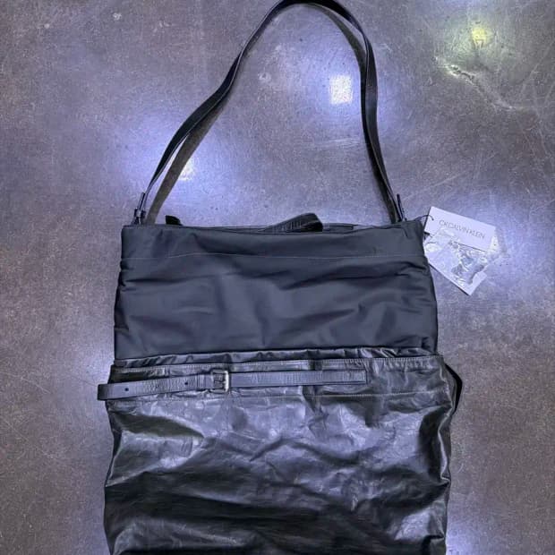 캘빈클라인 CK 레더 패디드 다크 올리브 멀티 메신저 백