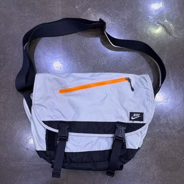 나이키 메신저백 화이트 블랙 오렌지 포인트 크로스백