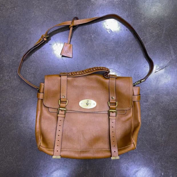 멀버리 알렉사 오버사이즈 사첼백 크로스 브라운 가방