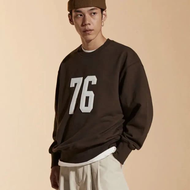유니폼브릿지 76 패치 맨투맨 스웻셔츠 브라운 M