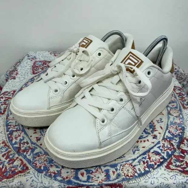 필라 휠라 코트 플럼피 어스터치 스니커즈 운동화 250 E00074