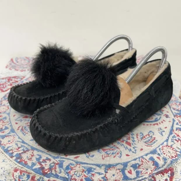 어그  UGG 폼폼 털 슬립온 240 E00729