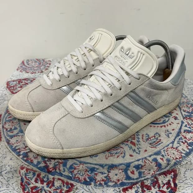 아디다스 가젤 클라우드 화이트 실버 메탈릭 스니커즈 260 E00830