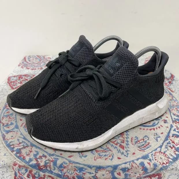 아디다스 스위프트 런 운동화 러닝화 225 E00952