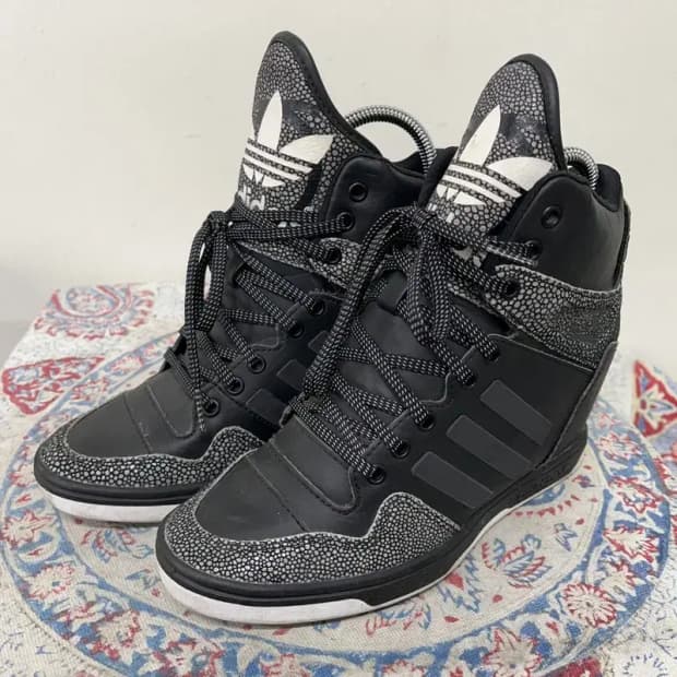 아디다스 애티튜드 업 스니커즈 하이 신발 220 E00969