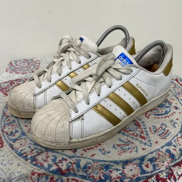 아디다스 슈퍼스타 골드 스니커즈 235 E01017