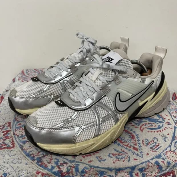 나이키 V2K 런 서밋 화이트 메탈릭 실버 스니커즈 280 E01119