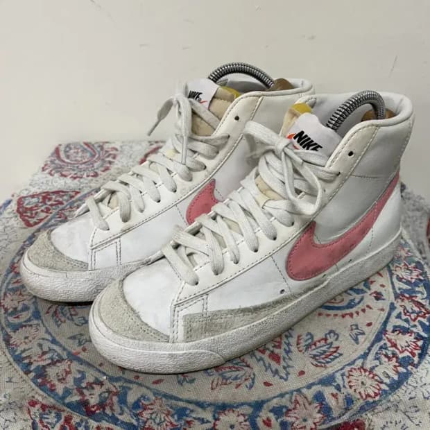 나이키 블레이저 미드 77 화이트 앤 핑크 스니커즈 240 E01396