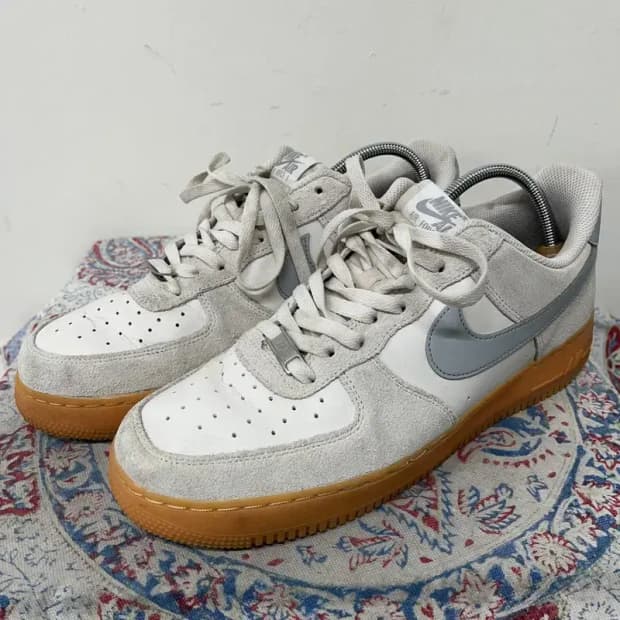 나이키 에어포스 1 '07 LV8 팬텀 스니커즈 290 E01528