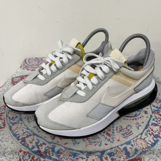 나이키 에어맥스 프리데이 퓨어 플래티넘 스니커즈 240 E01531