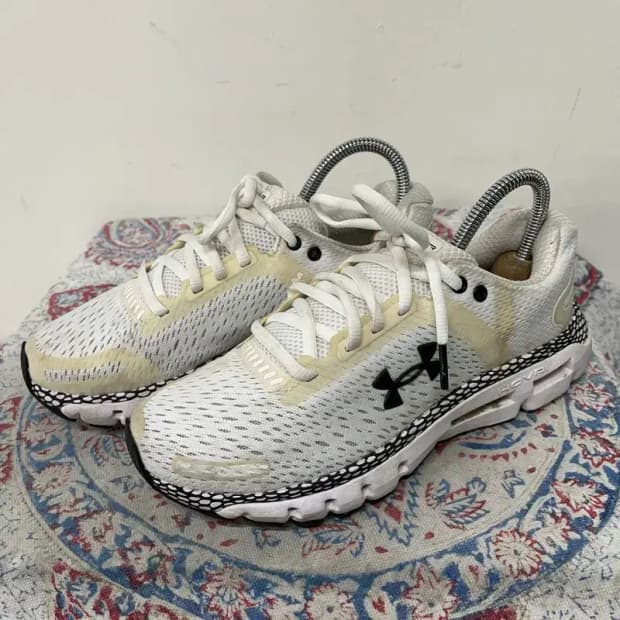 언더아머 호버 인피니트2 운동화 235 E01617