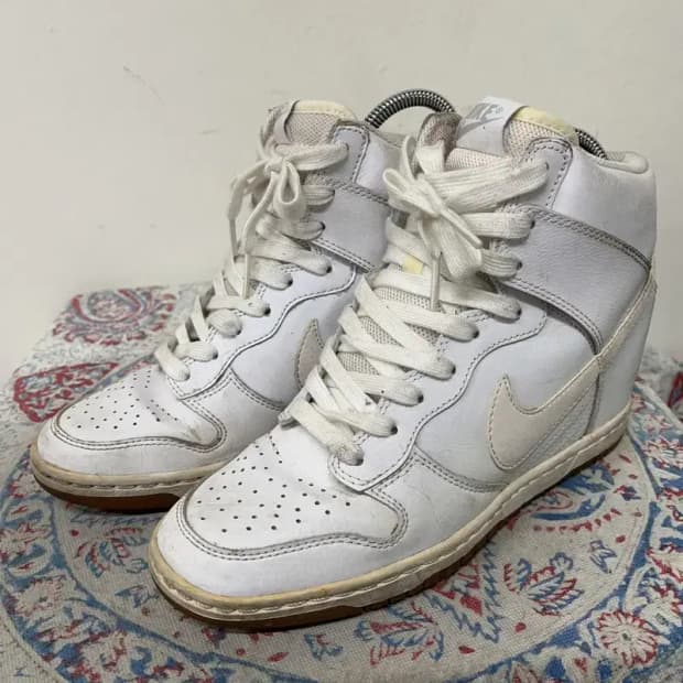 나이키 덩크 스카이 하이 에센셜 스니커즈 웨지힐 250 E01656