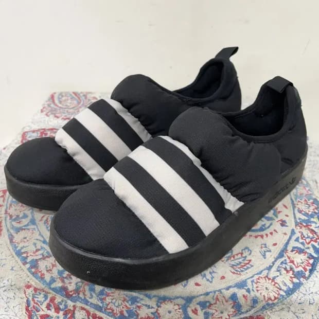 아디다스 퍼피렛 코어 블랙 슬립온 패딩신발 285 E01675