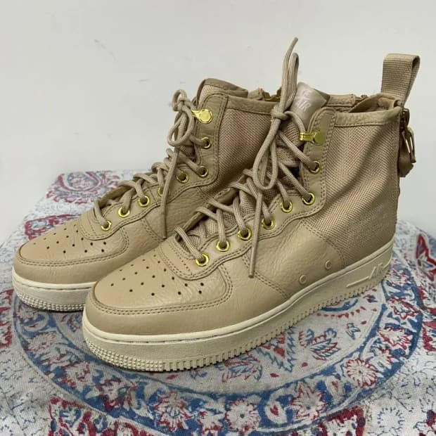 나이키 SF 에어포스 1 미드 머쉬룸 스니커즈 250 E01698