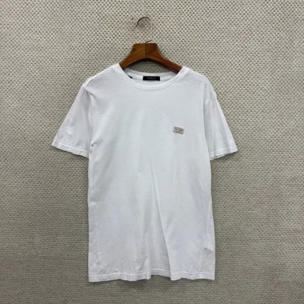 게스 화이트 캐주얼 반팔티 95 D07670