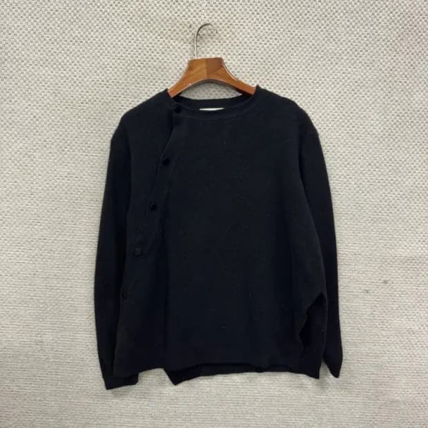 시스템 한섬 캐주얼 사선버튼 울 니트 스웨터 F A03738