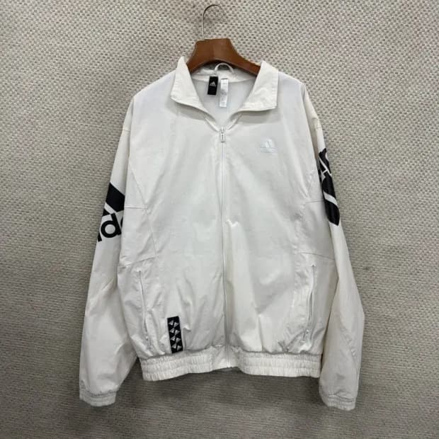 아디다스 캐주얼 멀티로고 윈드브레이커 바람막이 L A04537