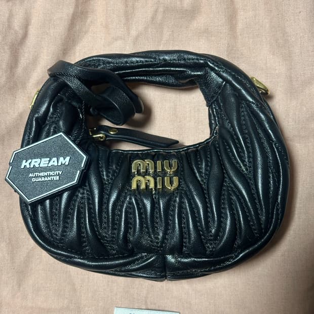 미우미우 마테라쎄 완더 호보백 미니 파우치 