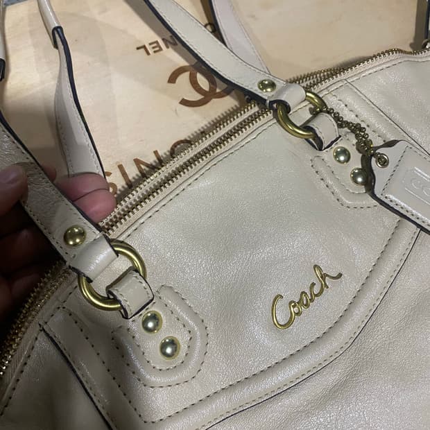 코치 아이보리 가죽 백