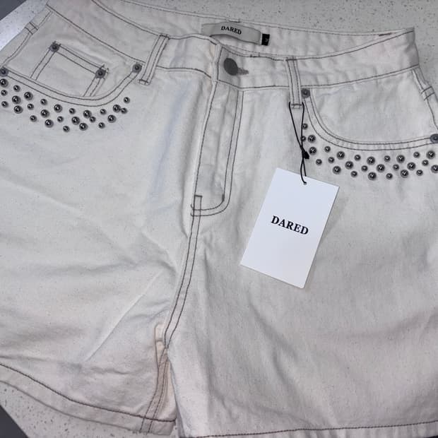 Dared 데어드 stud bleached half jeans