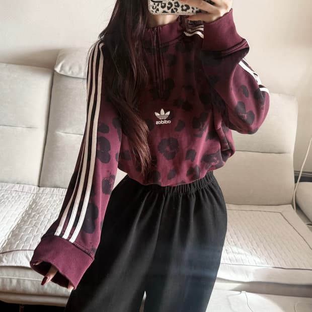 아디다스 와인버건디 레오파드 크롭 반집업 맨투맨