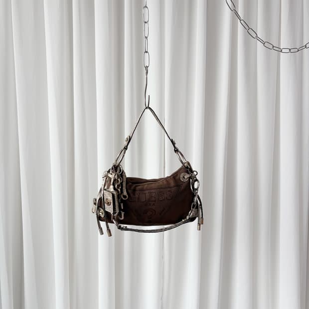 게스 Y2K 체인 숄더백