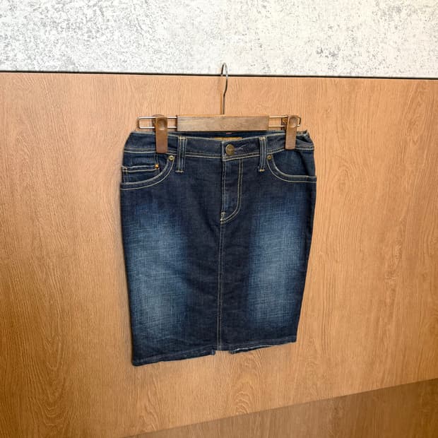 리바이스 데님 미디 스커트 백 슬릿 디테일 슬림 펜슬핏 진청