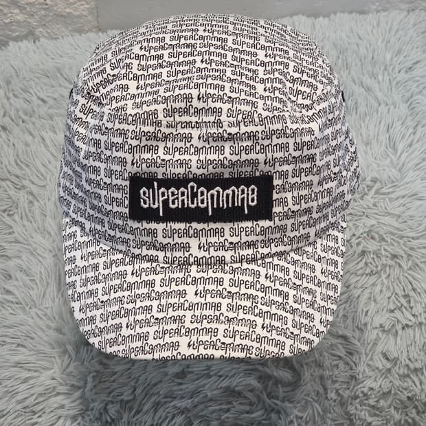 p6-10:슈퍼콤마비 올오버 로고 스트랩백 화이트55-60cm