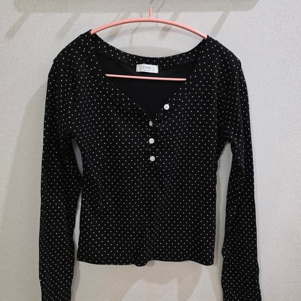 도트 브이넥 버튼 티셔츠