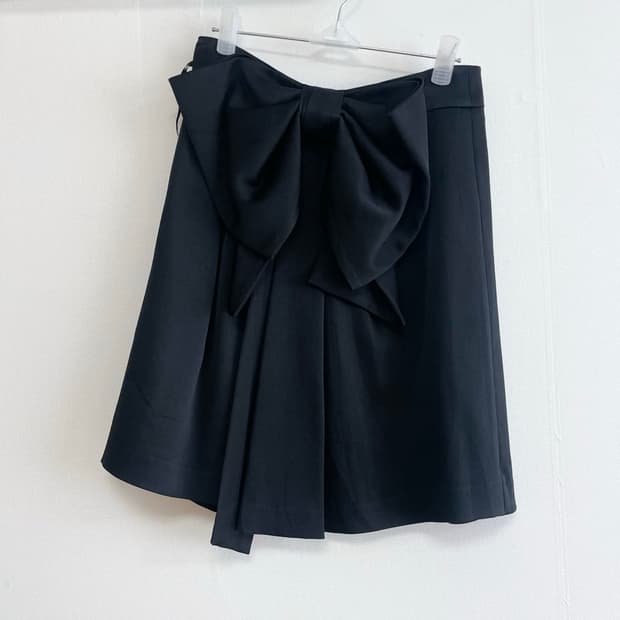 big ribbon black skirt