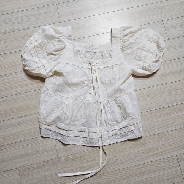크롭반팔 블라우스 크림색