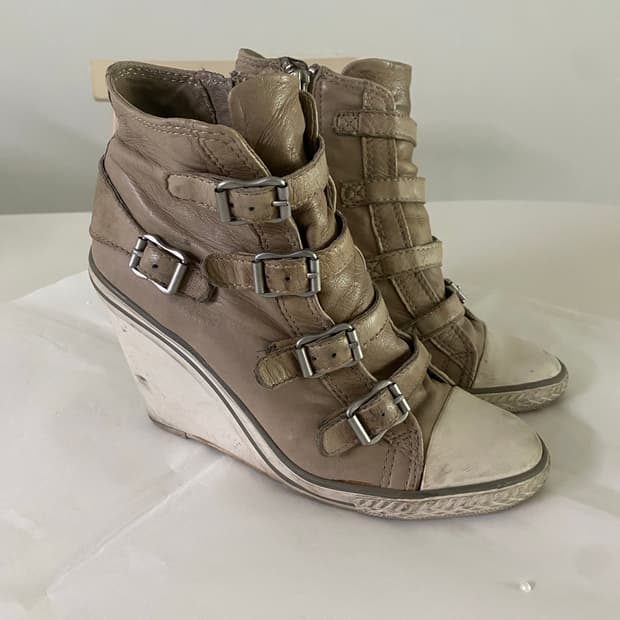 Ash 베이지 웨지스니커즈