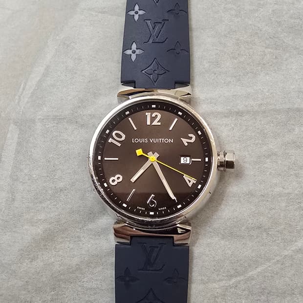 루이비통 땅부르 시계 판매합니다 39mm
다크 브라운 다이얼