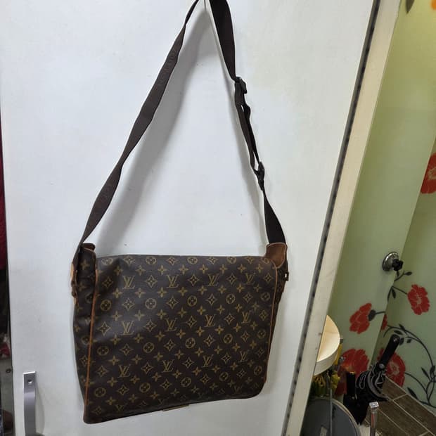 루이비통 네비스 크로스백