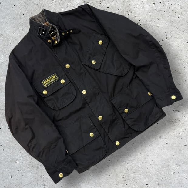 바버 인터네셔널 포켓 블랙 왁스 버튼 자켓 D367