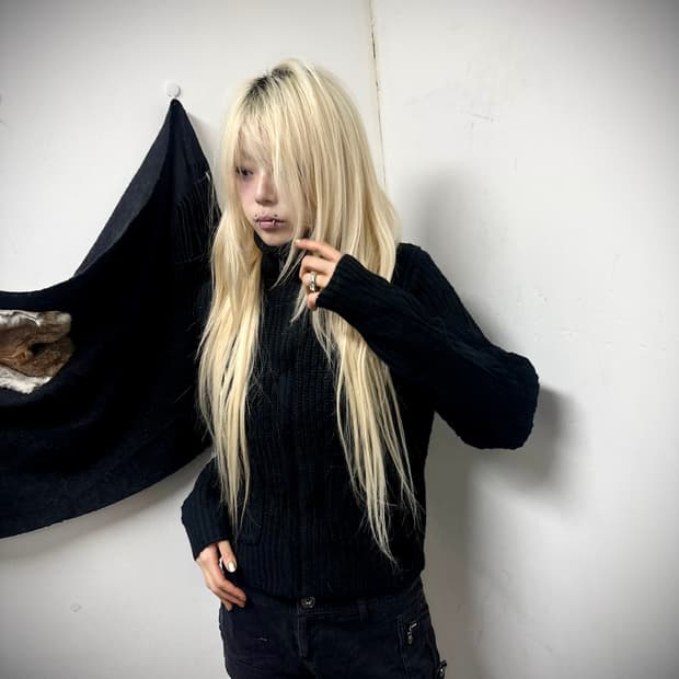 “Vintage” Minimal Mood Black Knit
