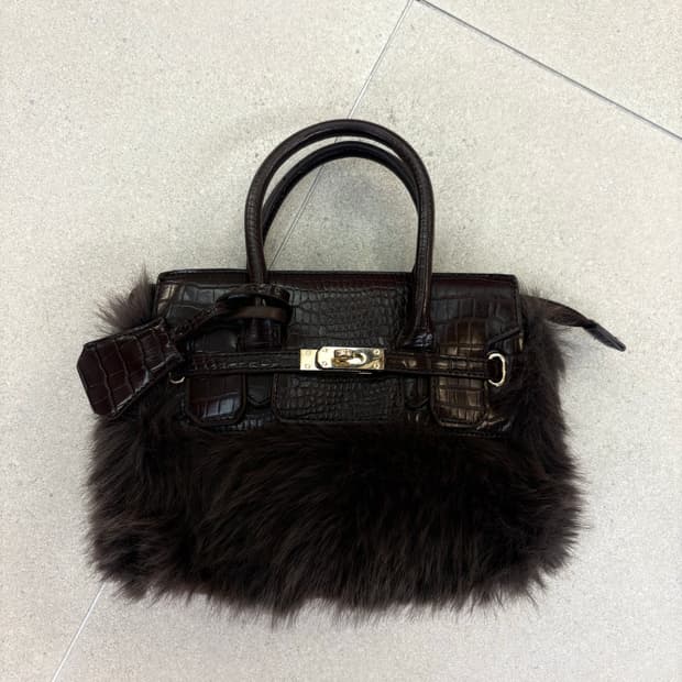 브라운 퍼 숄더백