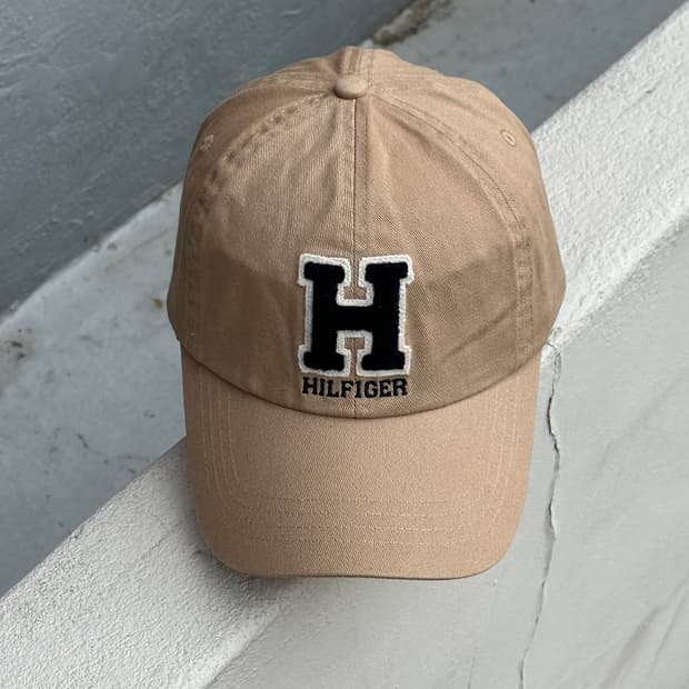 [F] 타미힐피거 H로고 베이지 볼캡 모자