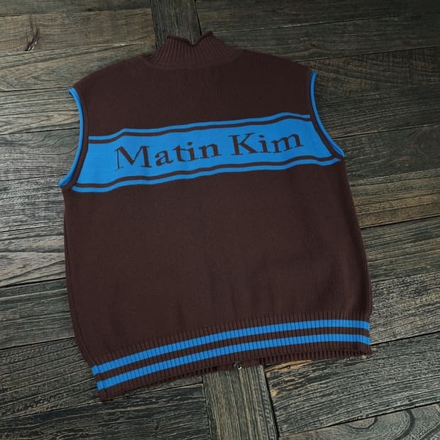 [마뗑킴] 뒷판 빅로고 니트 집업 베스트 조끼 M19024