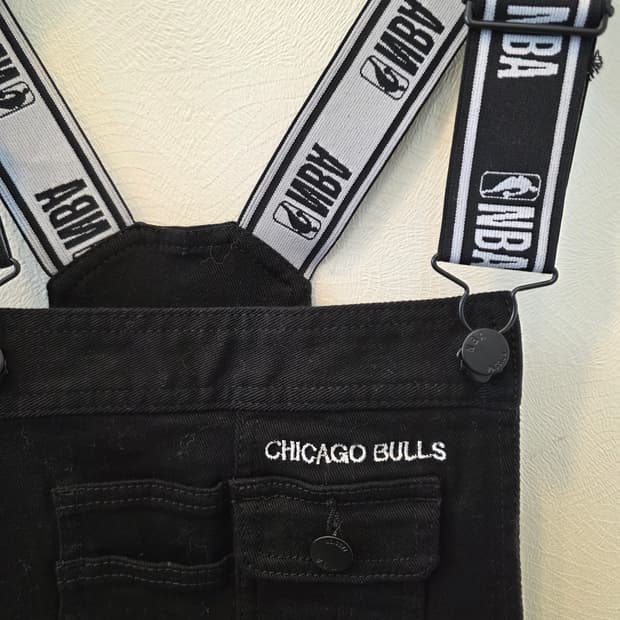 NBA 시카고불스 블랙 밴드 레터링 오버롤 멜빵스커트