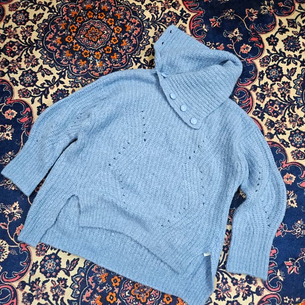 오즈세컨 언벨런스 카라 버튼 폴라 루즈핏 니트 