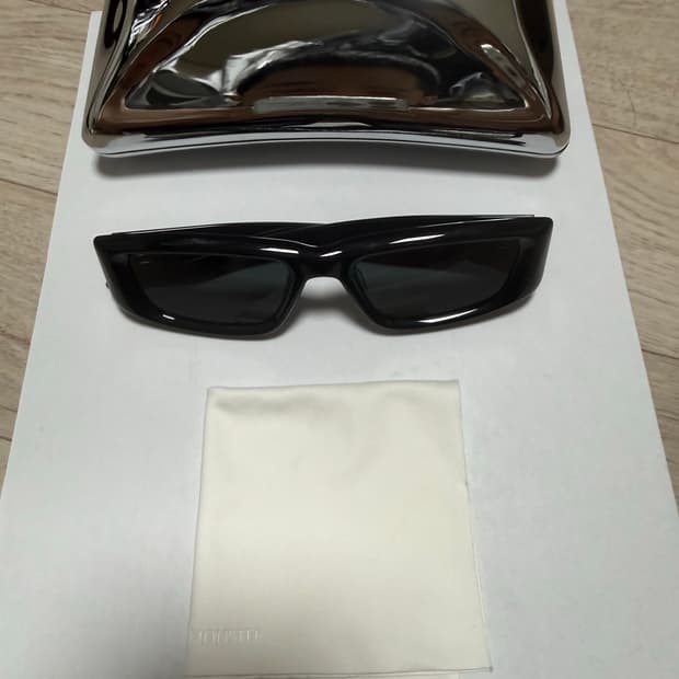 젠틀몬스터 실버클라우드(01)팝니다.