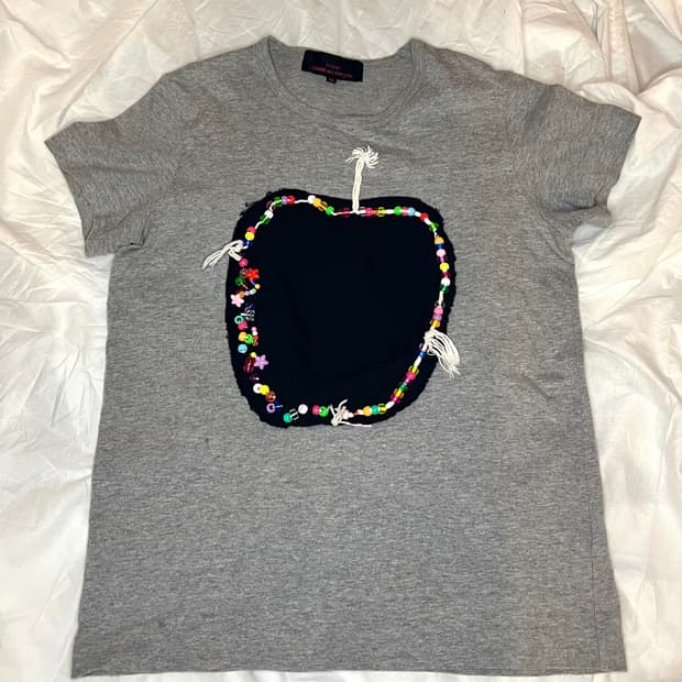 꼼데 트리콧 비즈 애플 패치 티셔츠