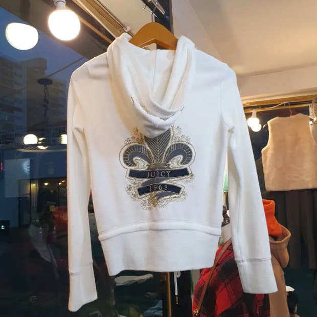 쥬시꾸뛰르 테리소재 자수 장식 화이트 컬러 후드집업 자켓 S사이즈