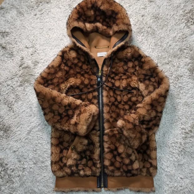 코치 로고 여성 시어링 무톤 무스탕 후드 숏코트 2사이즈