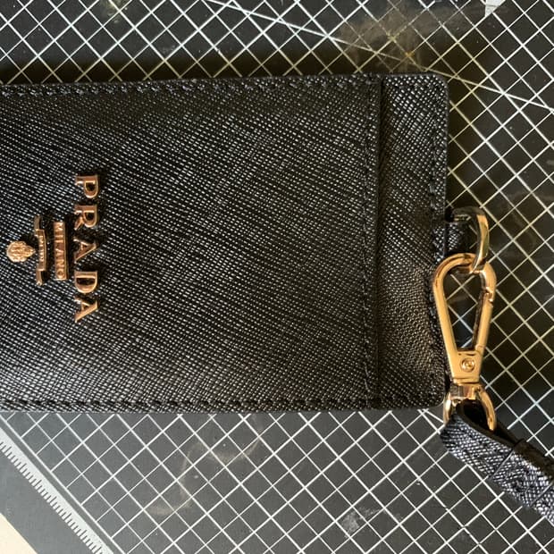 프라다 목걸이형 카드지갑 