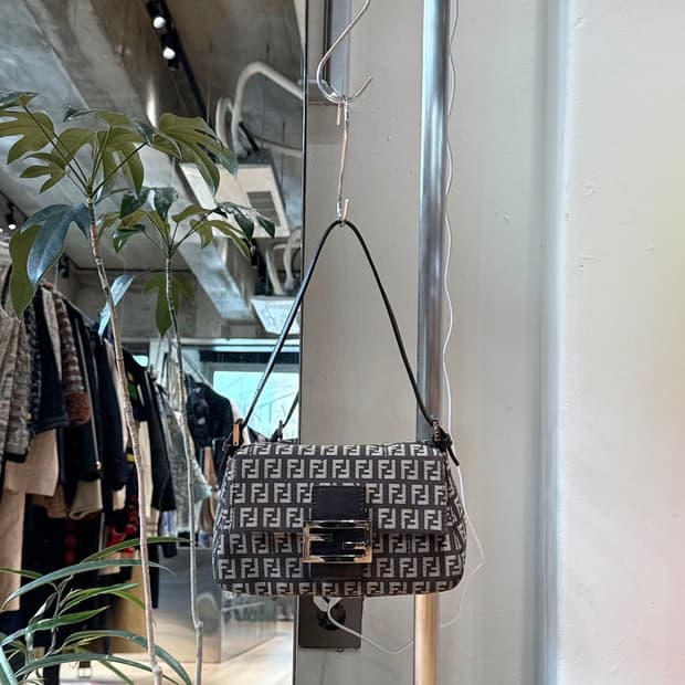 펜디 딥브라운 주카 바게트 숄더백 