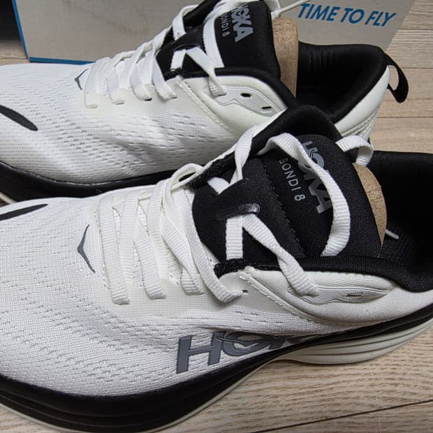 호카 본디8 흰검 색상 런닝화